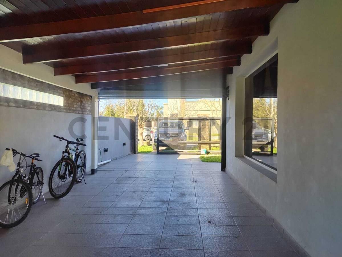 Foto de CAS EN VENTA CON PISCINA Y AMPLIO TERRENO EN FUNES CITY, imagen 5