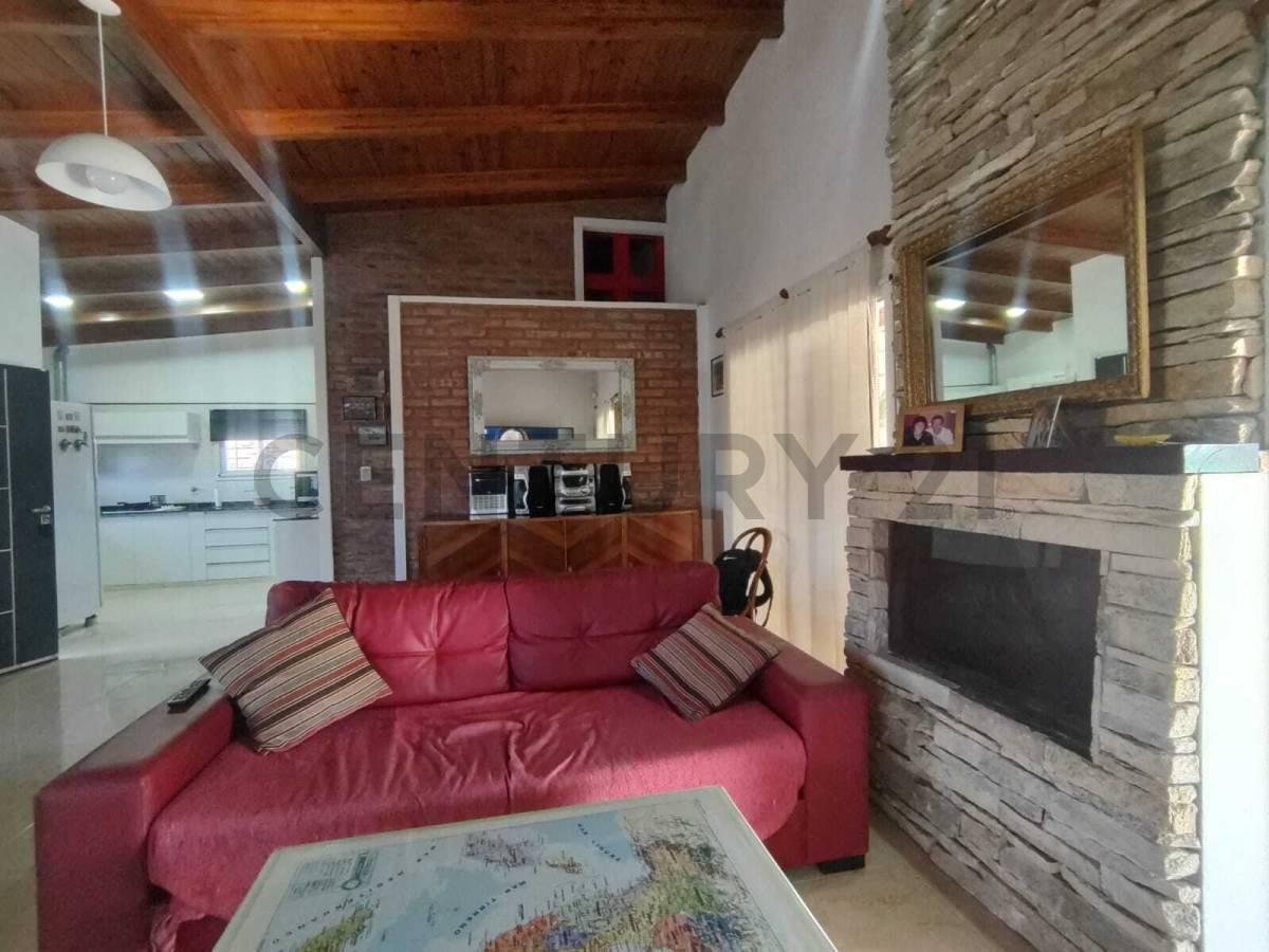 Foto de CAS EN VENTA CON PISCINA Y AMPLIO TERRENO EN FUNES CITY, imagen 3