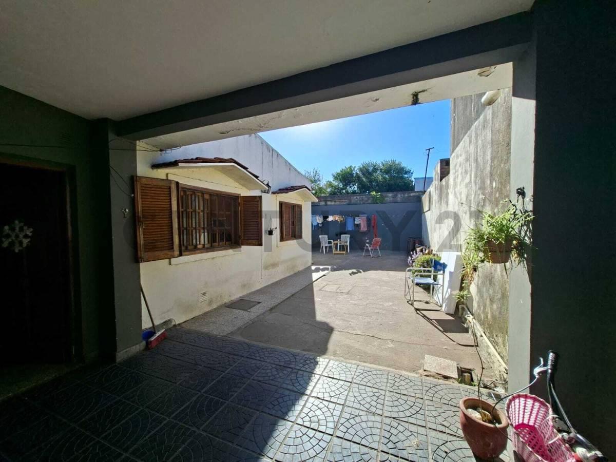 Foto de Casa amplia de 4 dormitorios - cochera doble - patio con parrillero, imagen 1