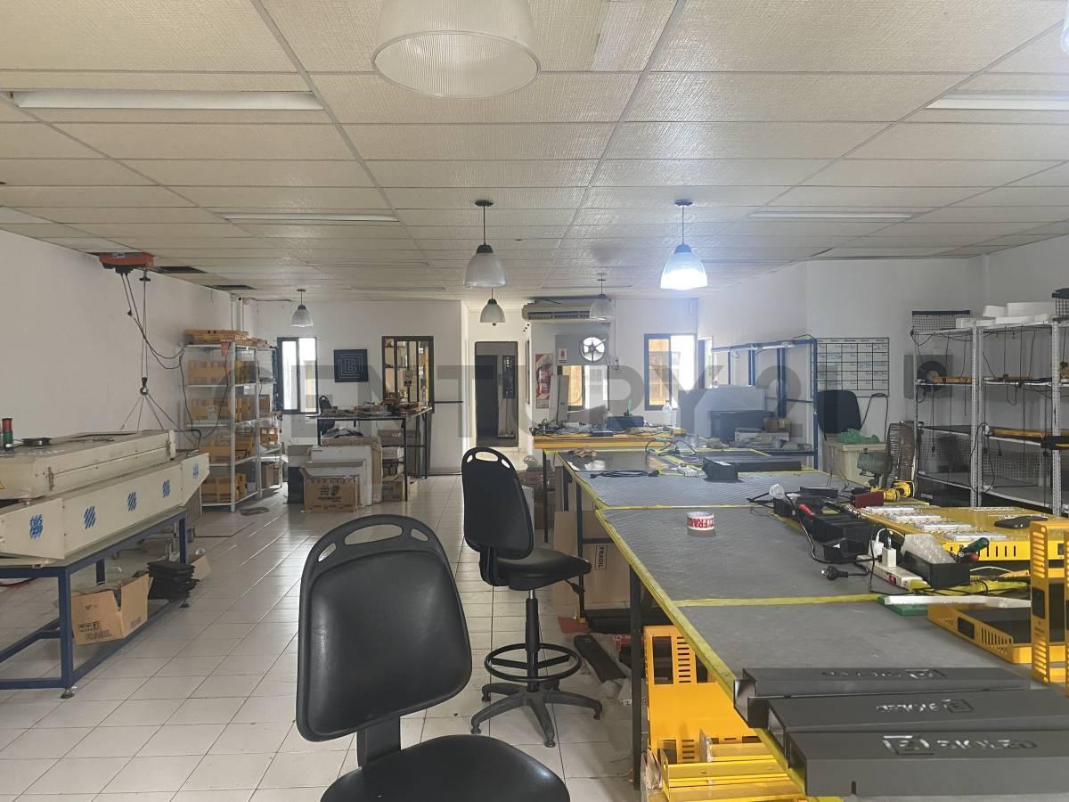 Foto de Industrial + oficinas - 400m2 - Barrio Industrial, imagen 2