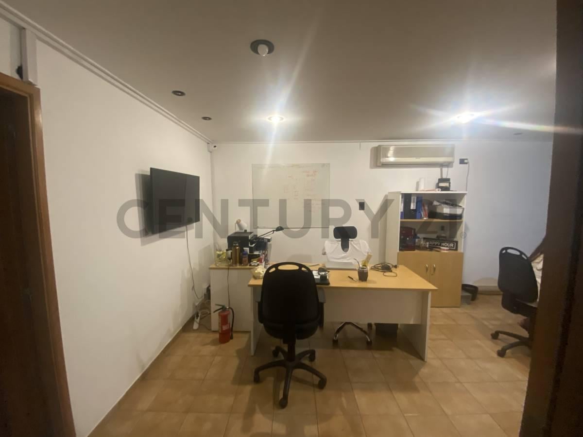 Foto de Industrial + oficinas - 400m2 - Barrio Industrial, imagen 3