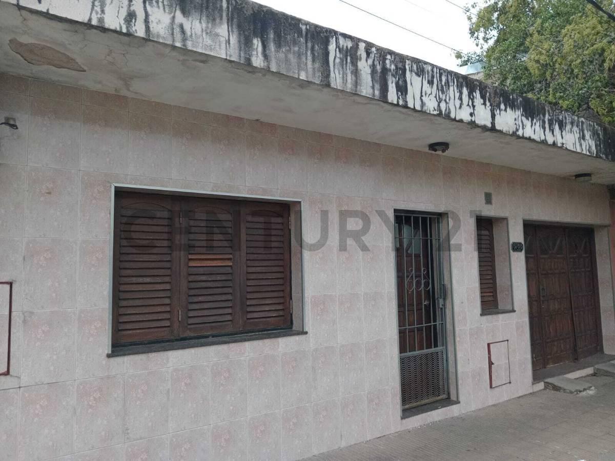 Foto de VENTA CASA A RECICLAR BARRIO BELGRANO 2 UNIDADES CON 2 DORMITORIOS CADA, imagen 1