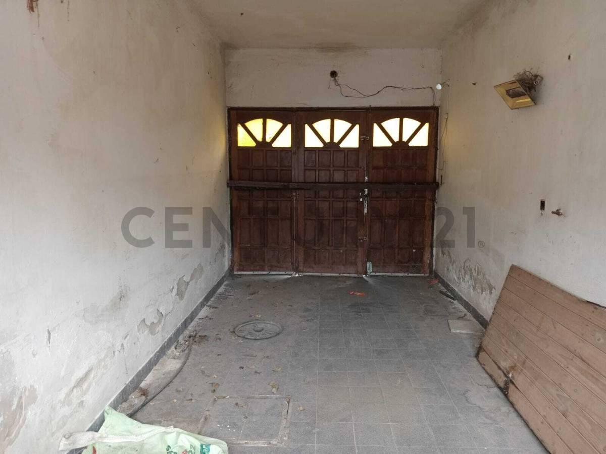 Foto de VENTA CASA A RECICLAR BARRIO BELGRANO 2 UNIDADES CON 2 DORMITORIOS CADA, imagen 2
