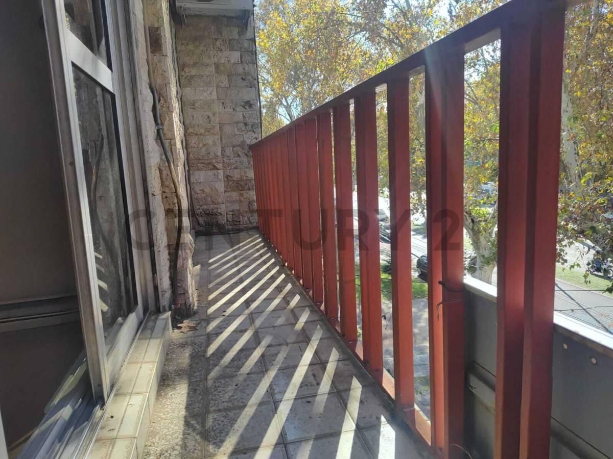 Foto de VENTA DEPARTAMENTO 2 DORMITORIOS FRENTE CON BALCÓN. ZONA ALBERDI, imagen 2
