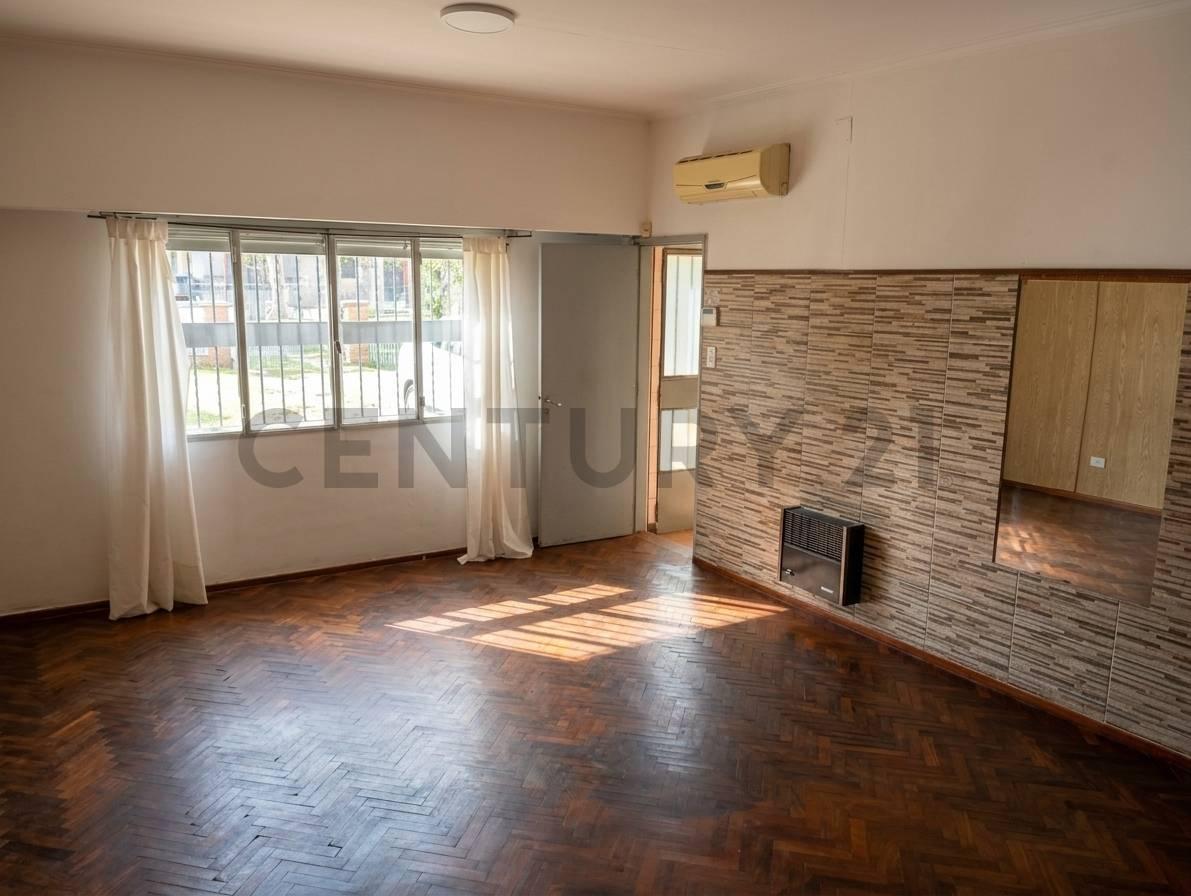Foto de VENTA CASA 2 DORMITORIOS BARRIO BELLA VISTA, imagen 2