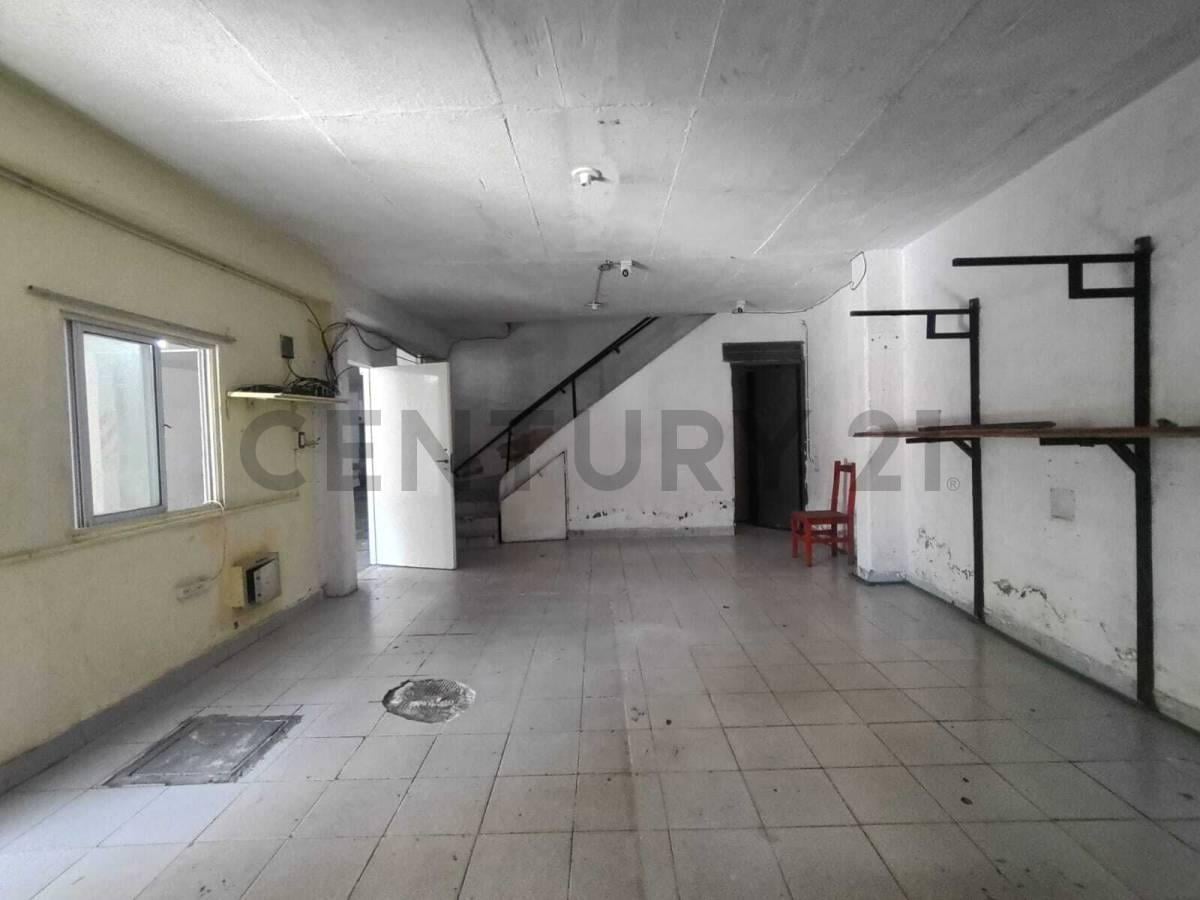 Foto de VENTA Galpón de 530 m² con local, oficinas y doble acceso | Uriburu 2051, imagen 2