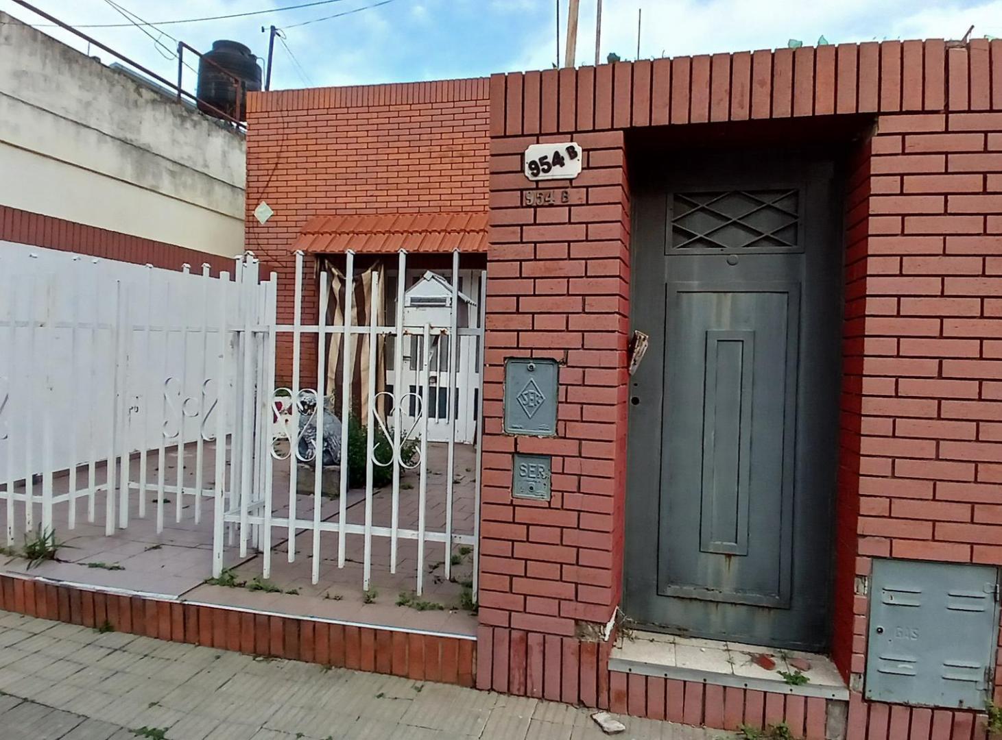 Foto de Venta Casa al frente - Barrio Azcuenaga, imagen 1