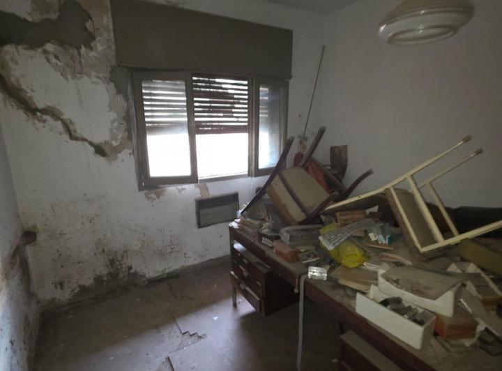 Tipo casa, planta baja, 4 ambientes a reciclar. Próximo subte linea B. 4