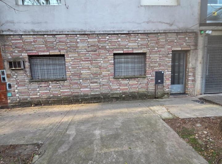 Tipo casa, planta baja, 4 ambientes a reciclar. Próximo subte linea B. 2