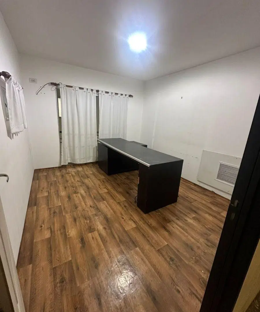 Galpón de 350 m2 en dos plantas sobre lote 8,66 x 25. Entrada de camión, oficinas. Apto todo destino 8