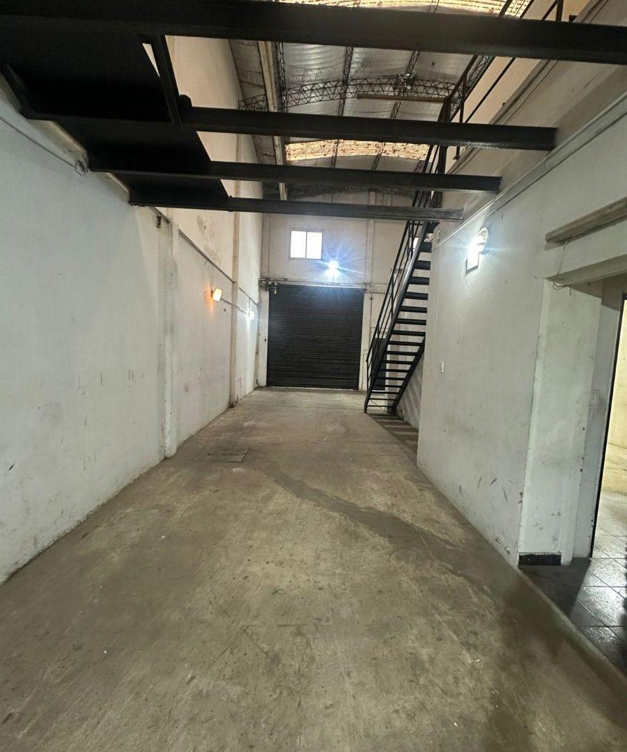 Foto de Galpón de 350 m2 en dos plantas sobre lote 8,66 x 25. Entrada de, imagen 1