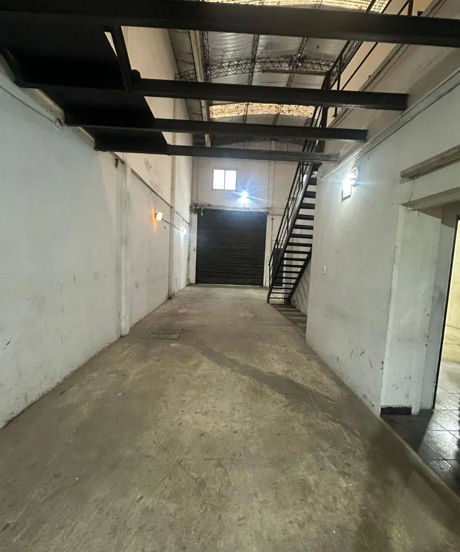 Galpón de 350 m2 en dos plantas sobre lote 8,66 x 25. Entrada de camión, oficinas. Apto todo destino 1