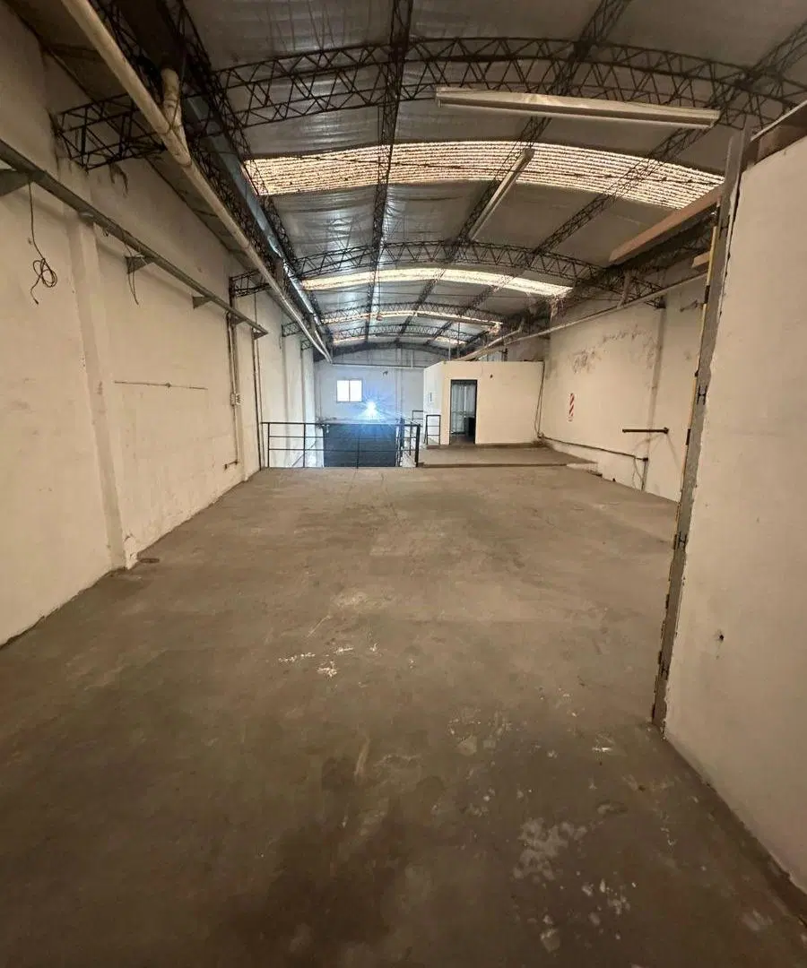Galpón de 350 m2 en dos plantas sobre lote 8,66 x 25. Entrada de camión, oficinas. Apto todo destino 5