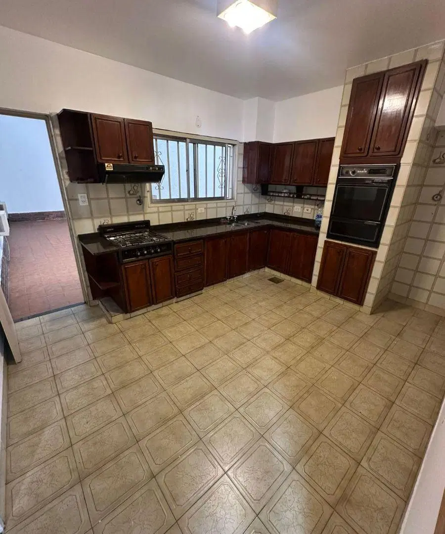 Excelente casa de 4 amb, 2 baños, cocina comedor diario, entrada de auto, patio y terraza. Lote prop 5