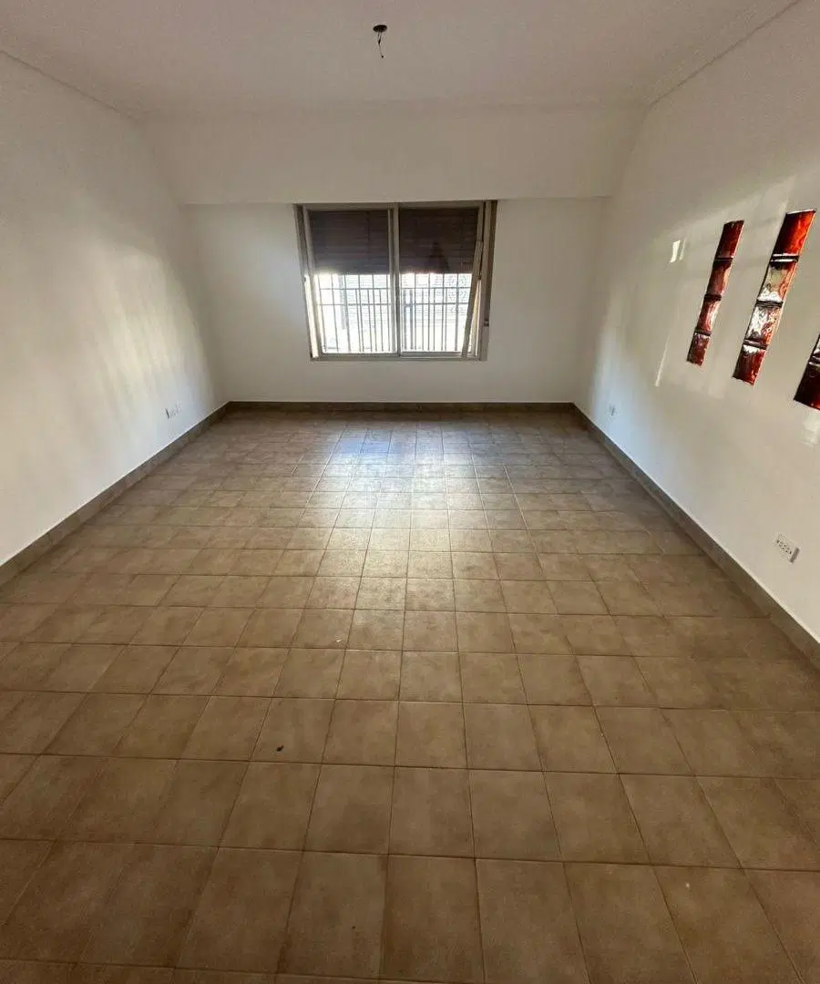 Excelente casa de 4 amb, 2 baños, cocina comedor diario, entrada de auto, patio y terraza. Lote prop 3