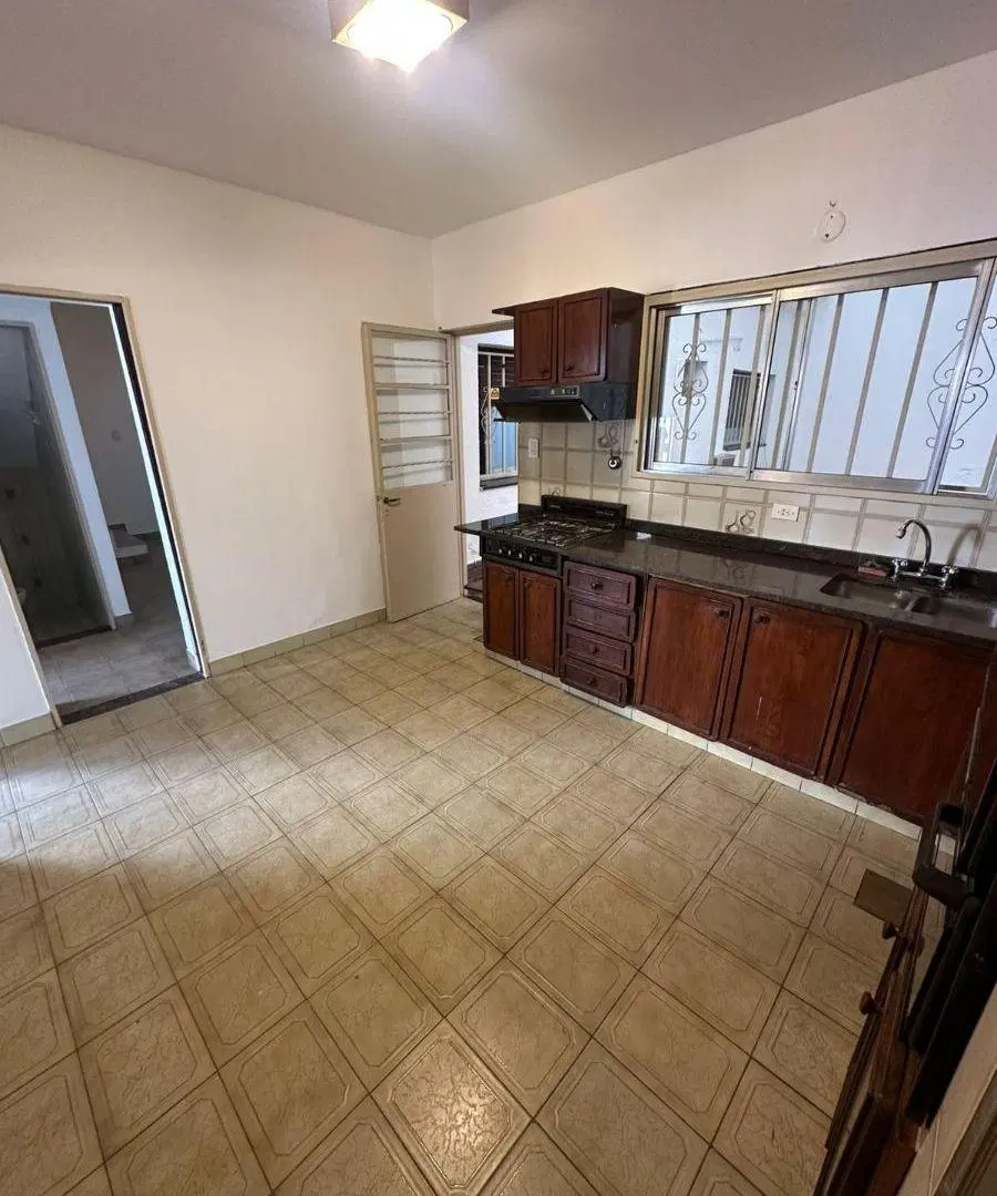 Excelente casa de 4 amb, 2 baños, cocina comedor diario, entrada de auto, patio y terraza. Lote prop 2