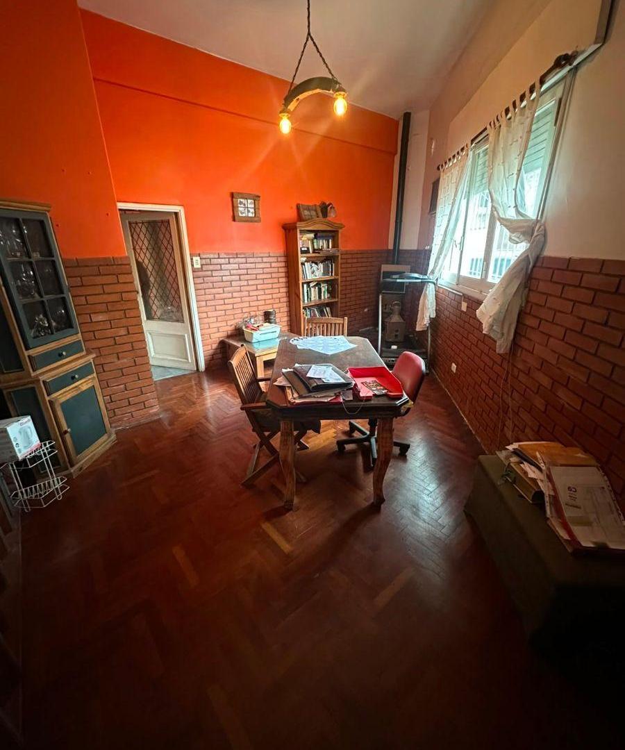 Foto de Casa de 4 ambientes con patio, cochera y terraza en toda la superficie., imagen 2