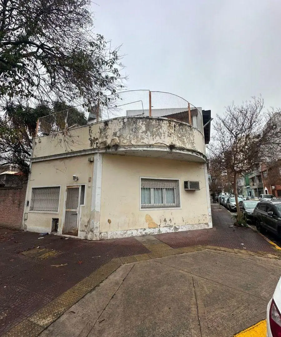 Casa de 4 ambientes con patio, cochera y terraza en toda la superficie. 5
