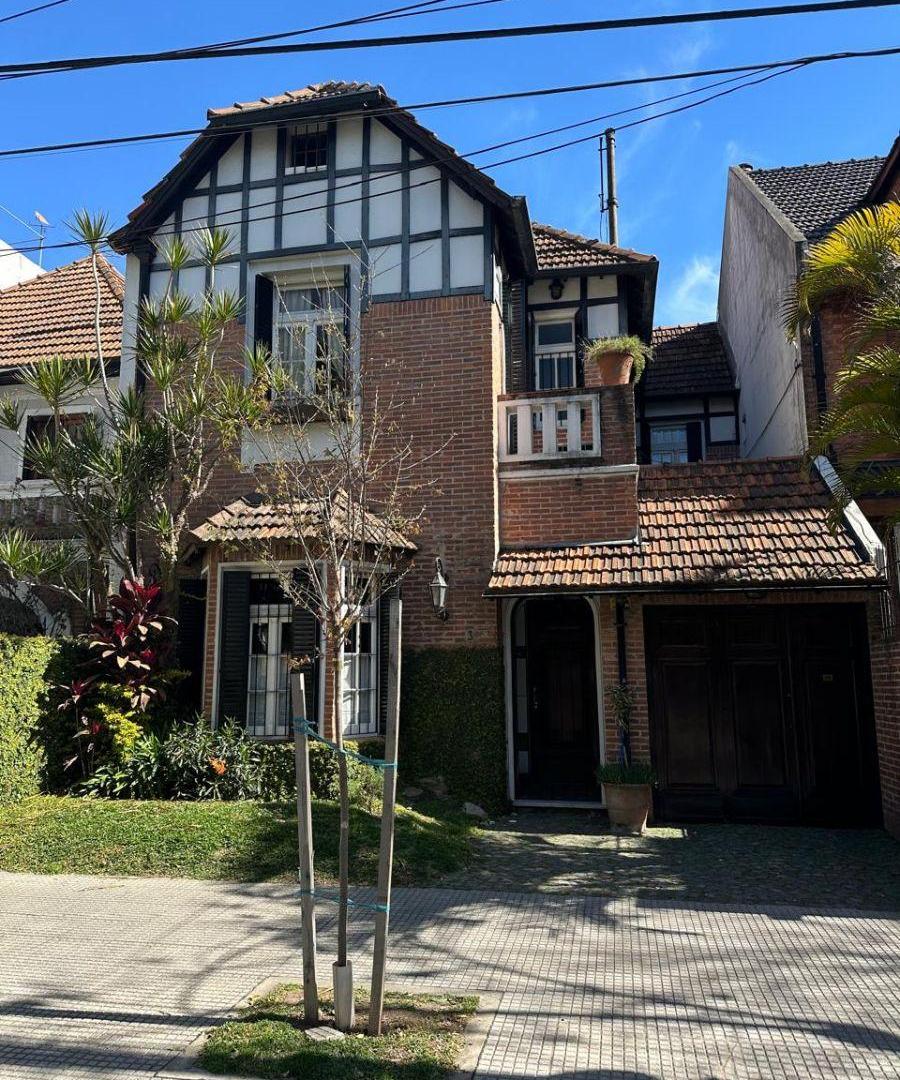 Foto de Excelente casa de estilo, 5 ambientes, en 3 plantas sobre lote 8,66x35, imagen 1