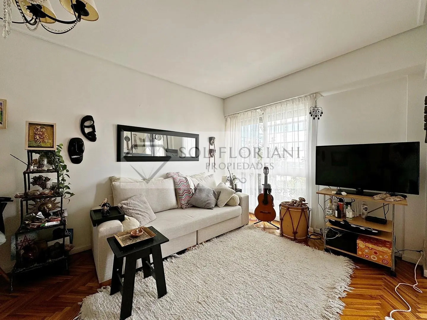 • VENTA: TRES AMBIENTES (CON POSIBILIDAD DE CUATRO) EN PISO ALTO EN RETIRO 2