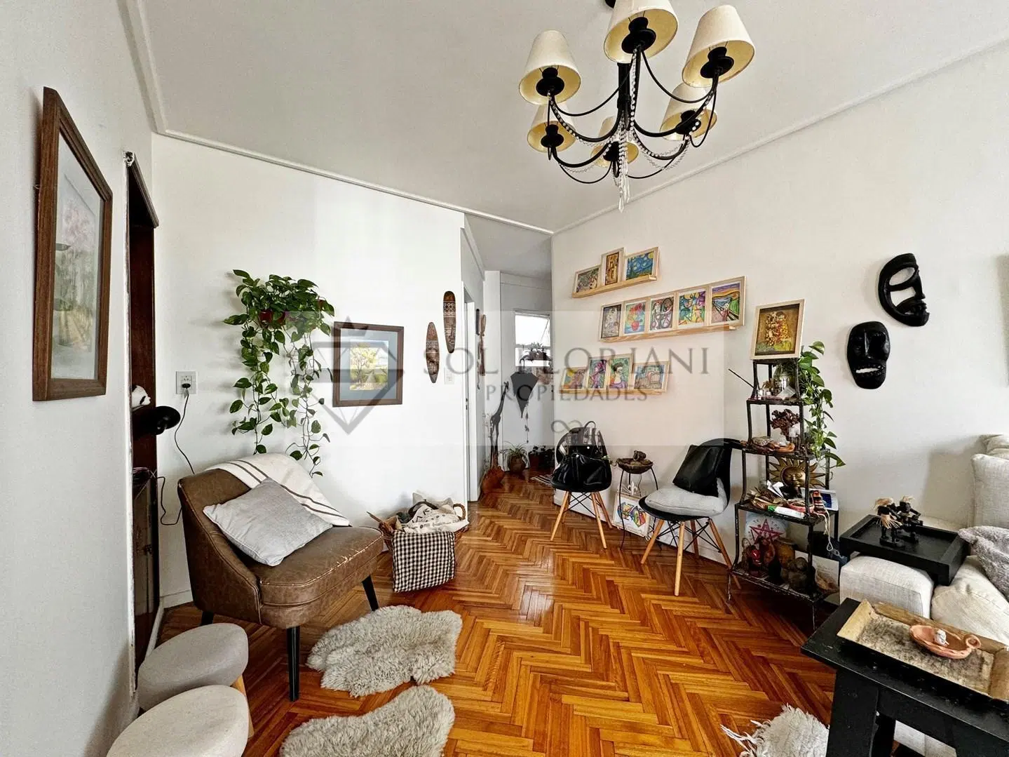 • VENTA: TRES AMBIENTES (CON POSIBILIDAD DE CUATRO) EN PISO ALTO EN RETIRO 2