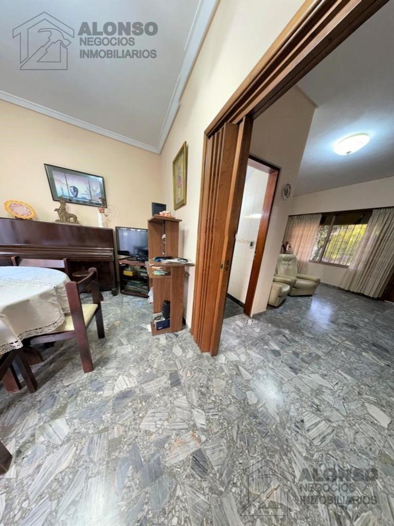 Casa de 5 Ambientes con Cochera y Fondo 4