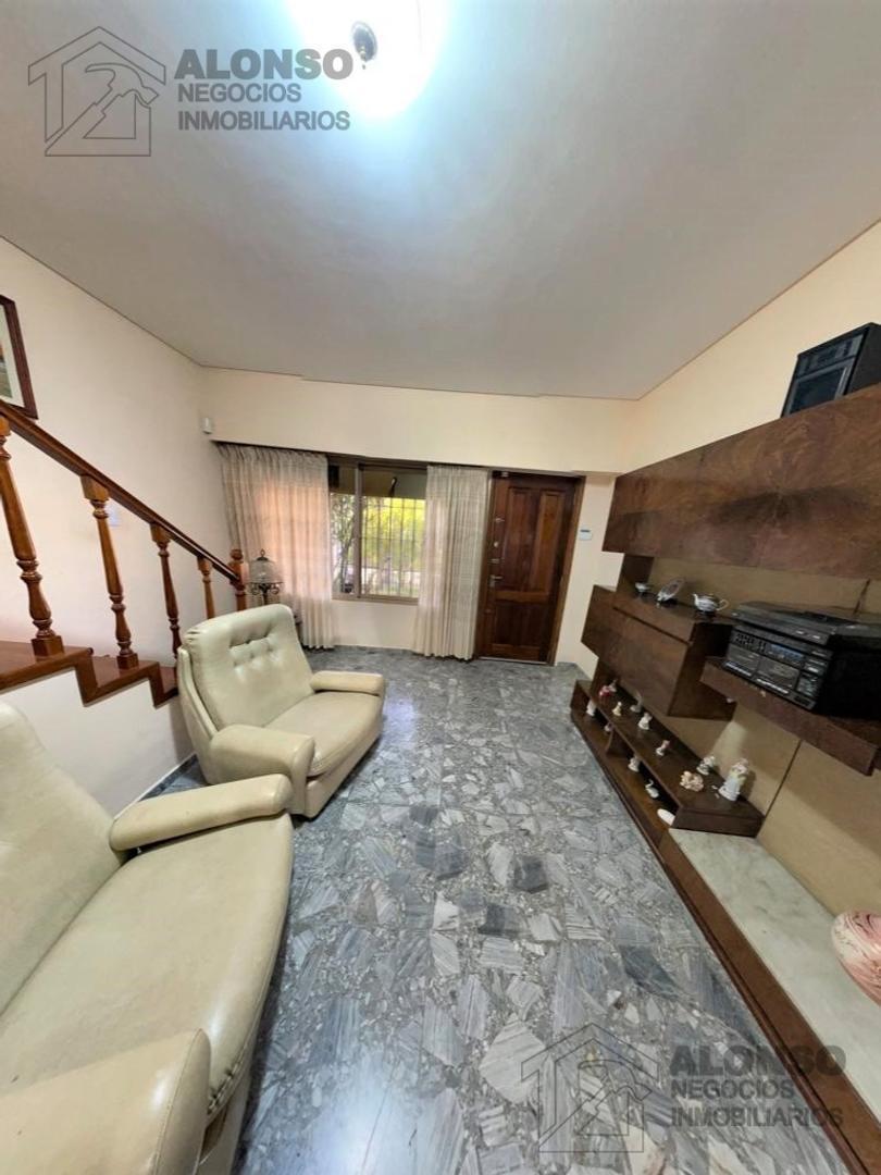 Casa de 5 Ambientes con Cochera y Fondo 1