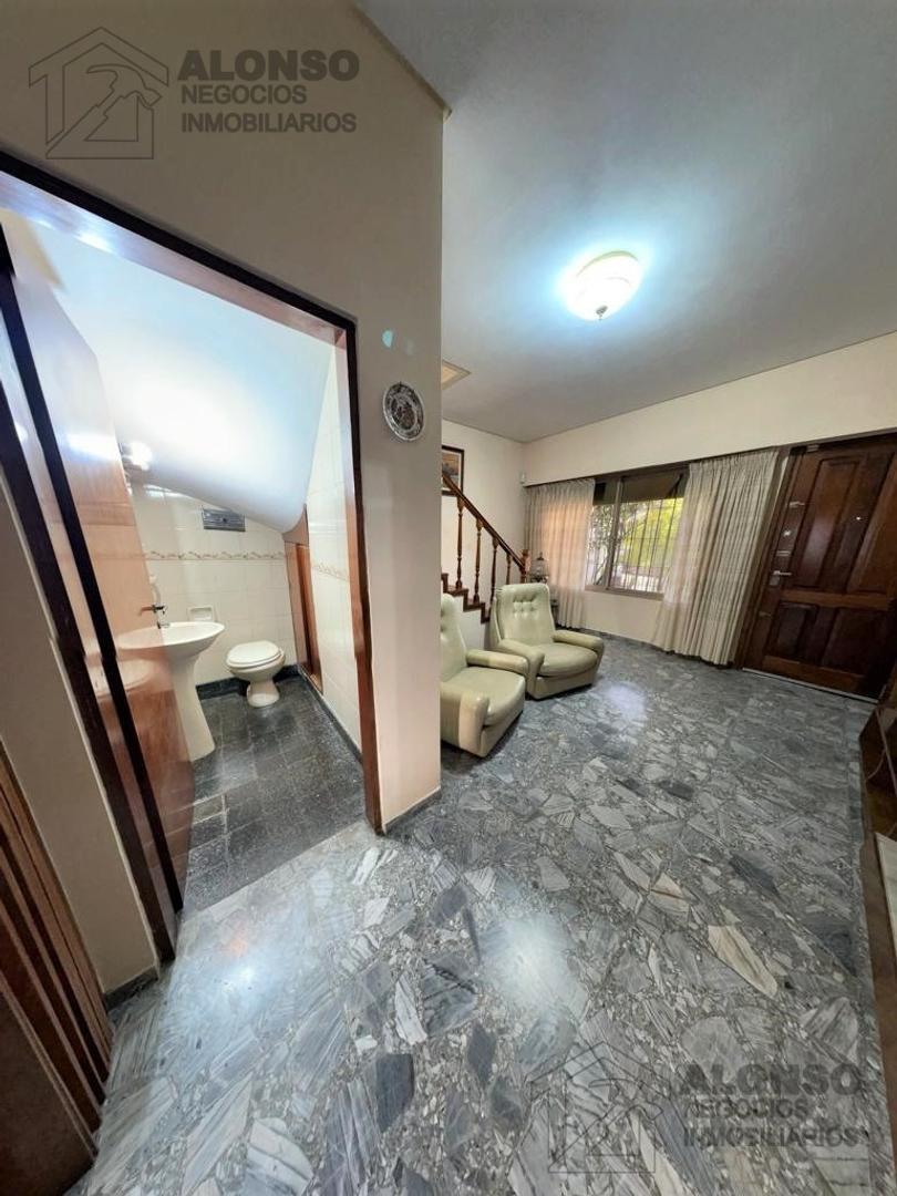 Casa de 5 Ambientes con Cochera y Fondo 5