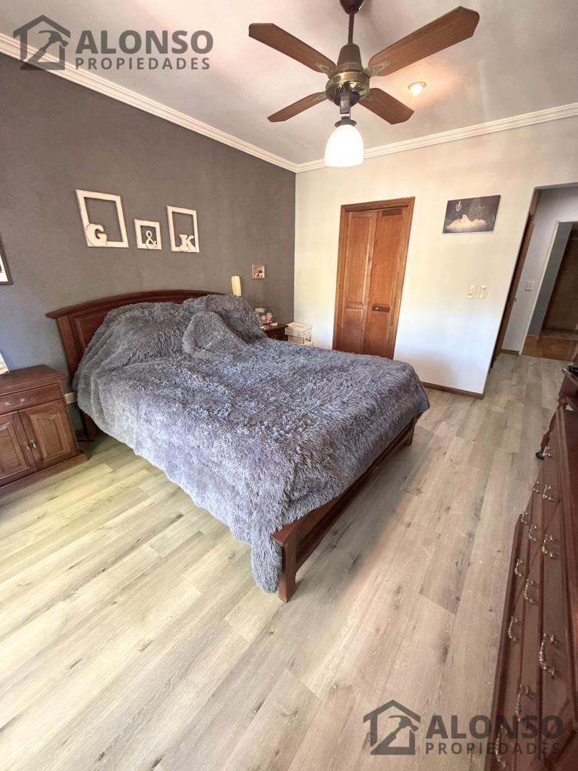 Chalet 5 Ambientes con Fondo y Cochera en Venta en Lanús 1