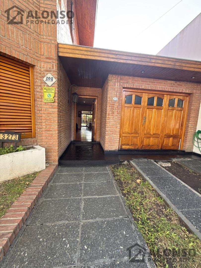 Chalet 5 Ambientes con Fondo y Cochera en Venta en Lanús 2