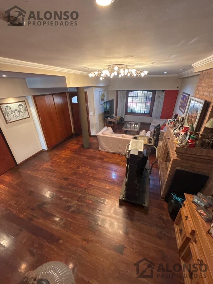 Chalet 5 Ambientes con Fondo y Cochera en Venta en Lanús 4