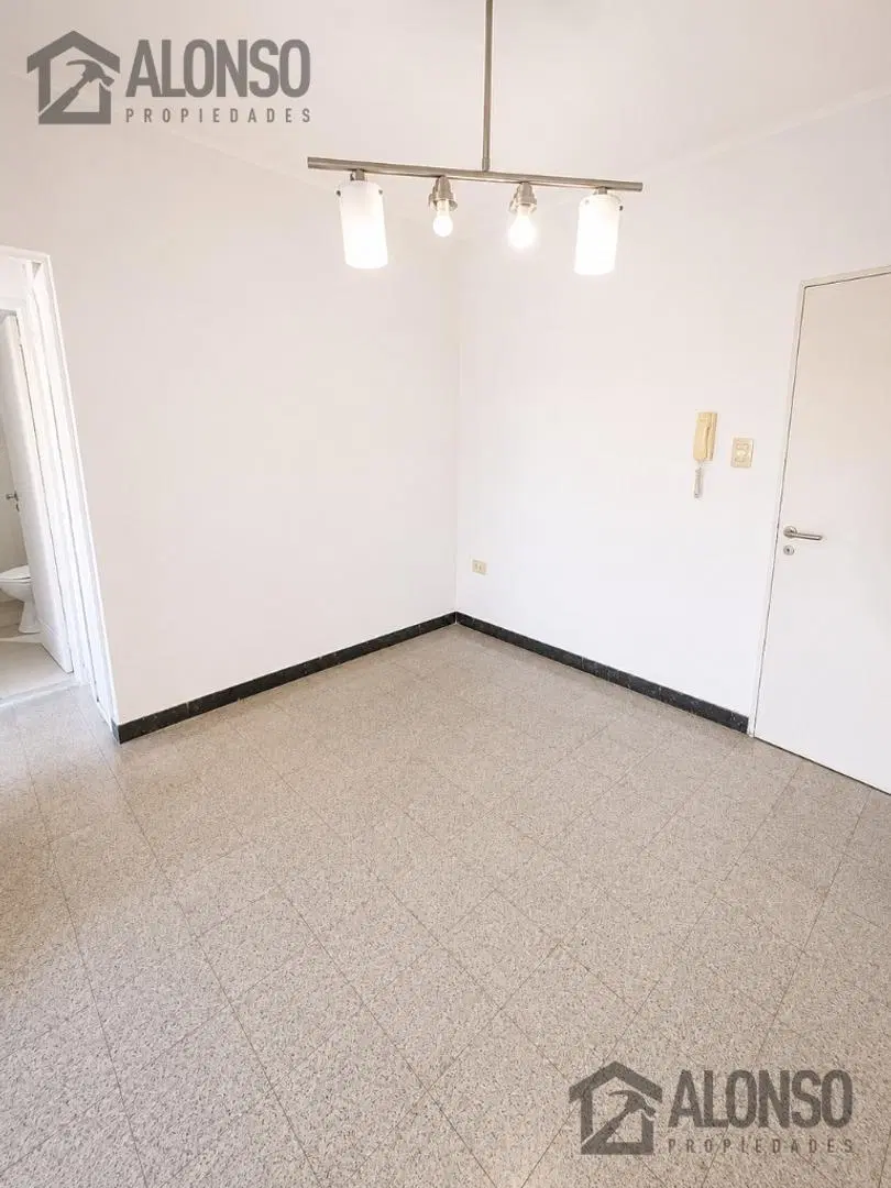 Venta - Departamento 2 Ambientes con Balcón - V. Alsina 5