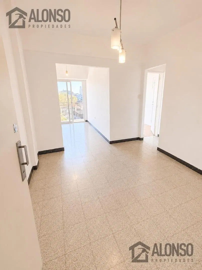 Venta - Departamento 2 Ambientes con Balcón - V. Alsina 3