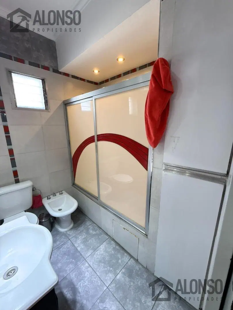 Casa 7 Ambientes con cochera y terraza en venta en Lanús 8
