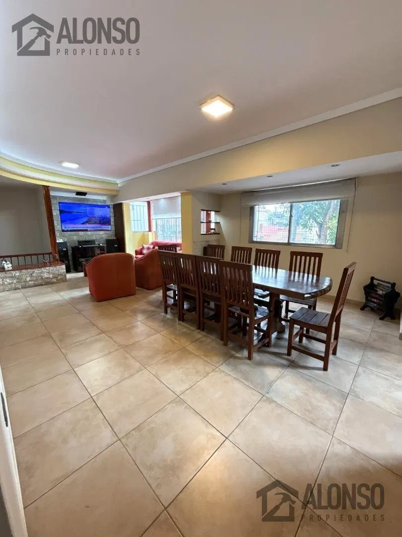 Casa 7 Ambientes con cochera y terraza en venta en Lanús 2