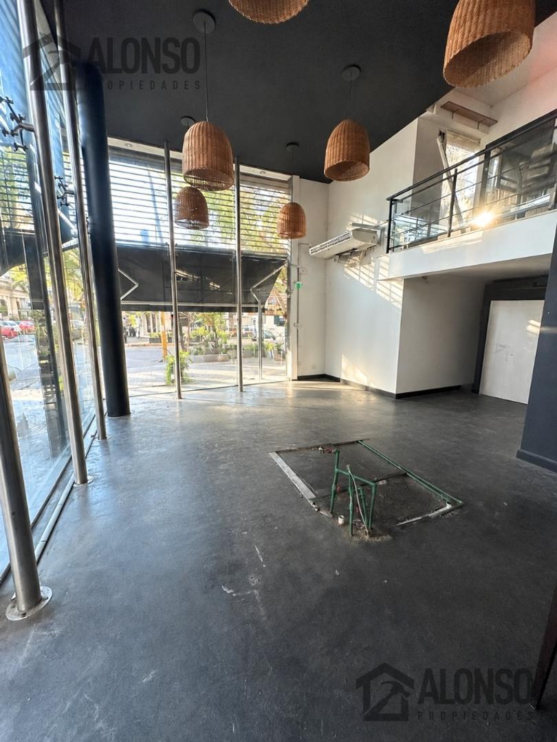 Foto de ALQUILER - AMPLIO LOCAL COMERCIAL - CENTRO LANUSITA, imagen 2