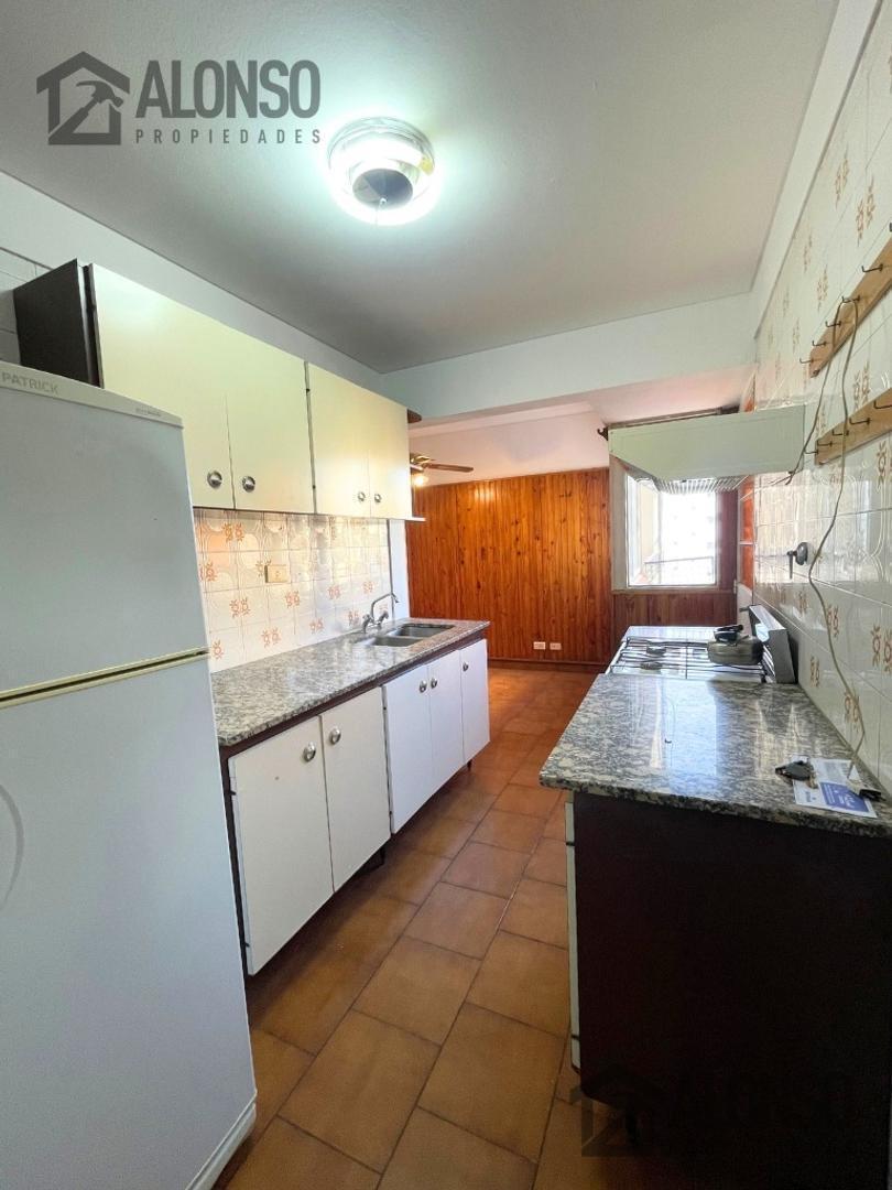 Foto de Venta - Depto. 4 Ambientes con Balcón y Cochera - Lanús, imagen 3