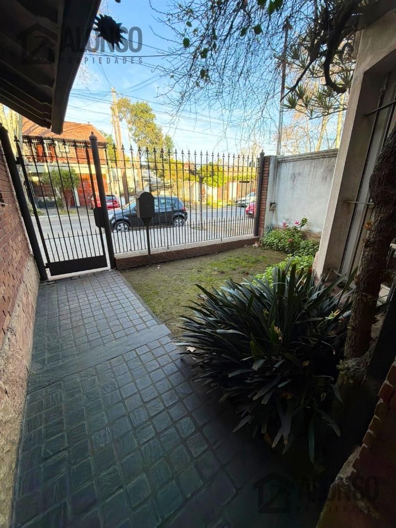 Foto de CHALET EN VENTA – LANÚS OESTE | 5 AMBIENTES, COCHERA Y FONDO, imagen 3