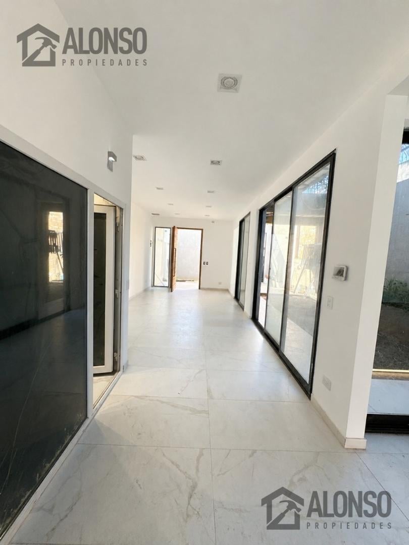 Foto de VENTA - CASA 4 AMBIENTES CON FONDO Y COCHERA - LANÚS OESTE, imagen 3