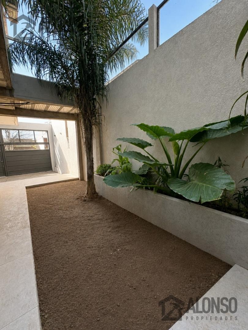 Foto de VENTA - CASA 4 AMBIENTES CON FONDO Y COCHERA - LANÚS OESTE, imagen 4