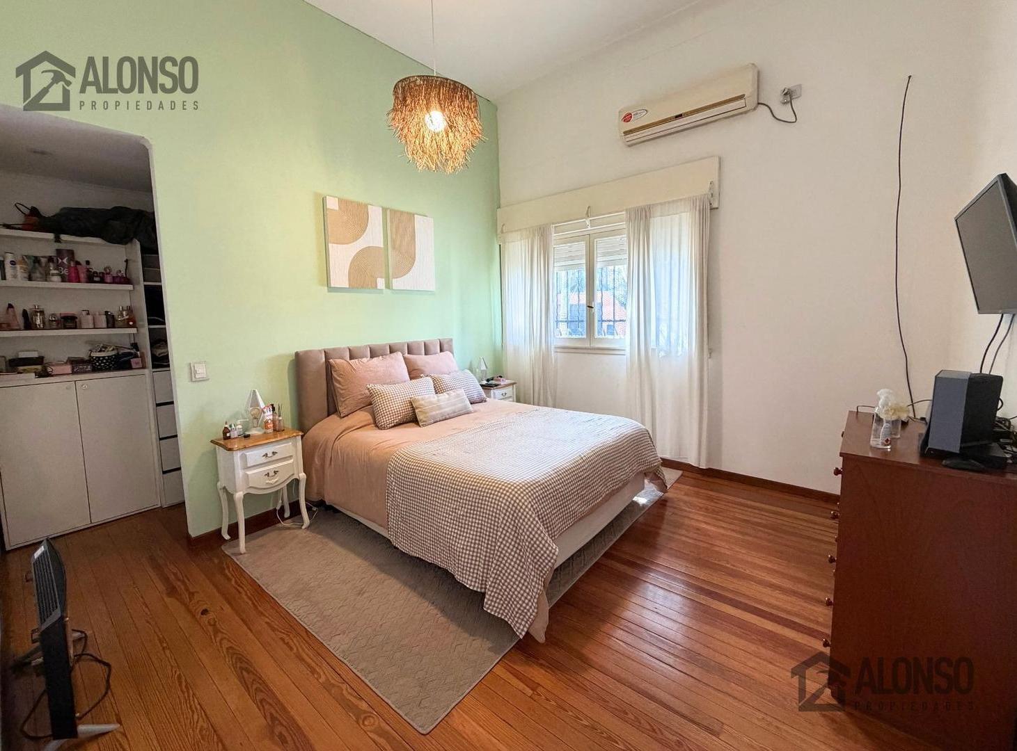 Foto de VENTA - CASA 4 AMBIENTES CON PATIO Y COCHERA - LANÚS OESTE, imagen 2