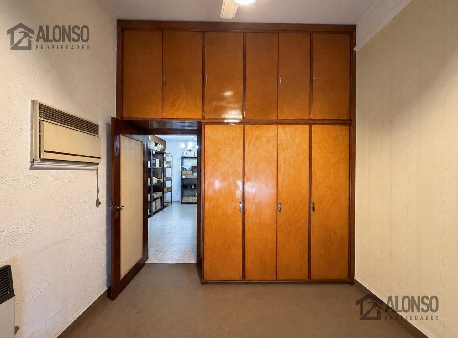 Foto de VENTA - CASA 4 AMBIENTES CON PILETA Y COCHERA - LANÚS OESTE, imagen 3