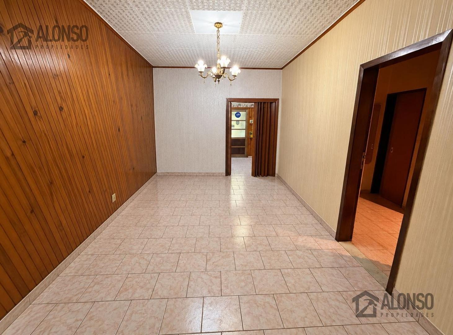 Foto de VENTA - CASA 4 AMBIENTES CON PILETA Y COCHERA - LANÚS OESTE, imagen 2