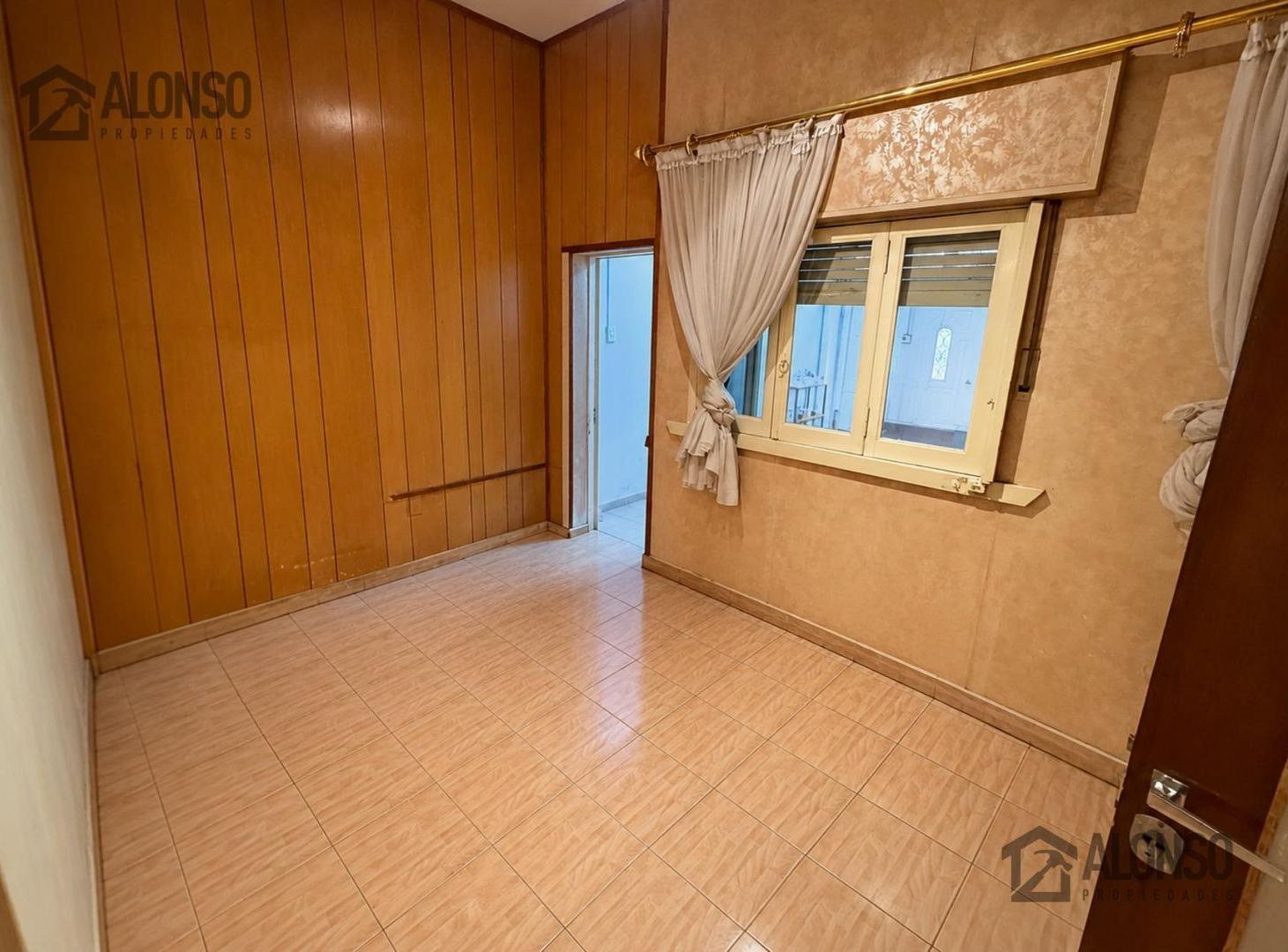 Foto de VENTA - CASA 4 AMBIENTES CON PILETA Y COCHERA - LANÚS OESTE, imagen 4