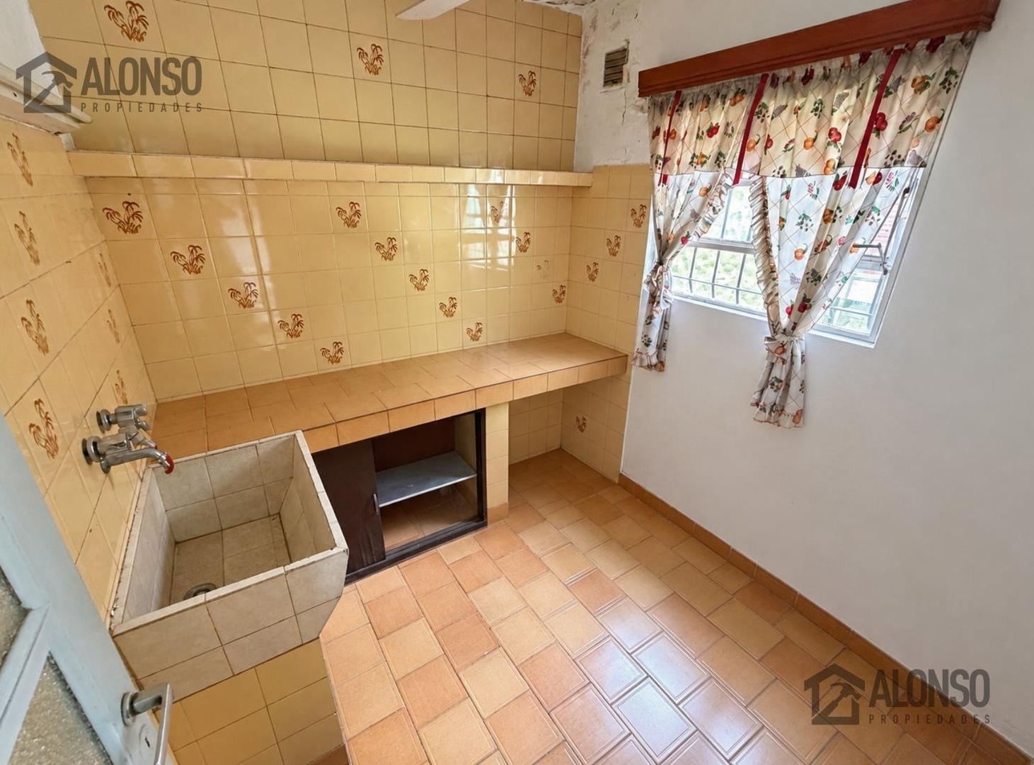 Foto de VENTA - CASA 4 AMBIENTES CON PILETA Y COCHERA - LANÚS OESTE, imagen 5