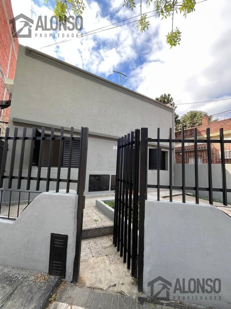 Foto de VENTA - PH 3 AMBIENTES CON PATIO Y COCHERA - LANÚS OESTE, imagen 3