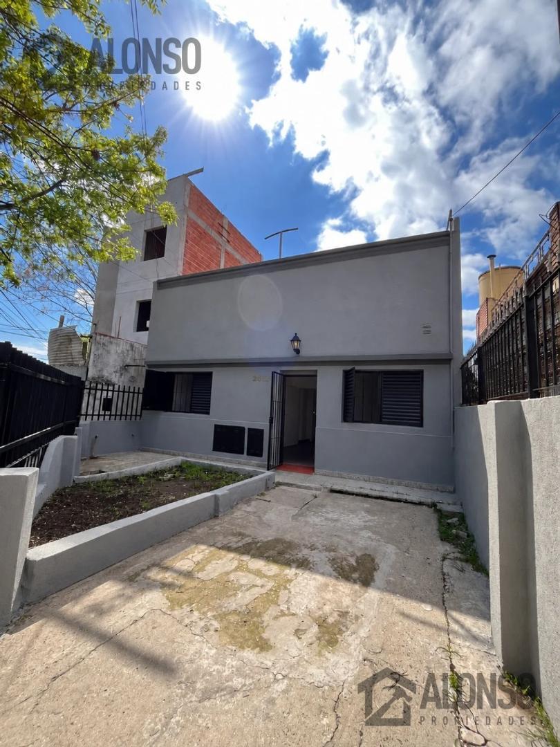 Foto de VENTA - PH 3 AMBIENTES CON PATIO Y COCHERA - LANÚS OESTE, imagen 1
