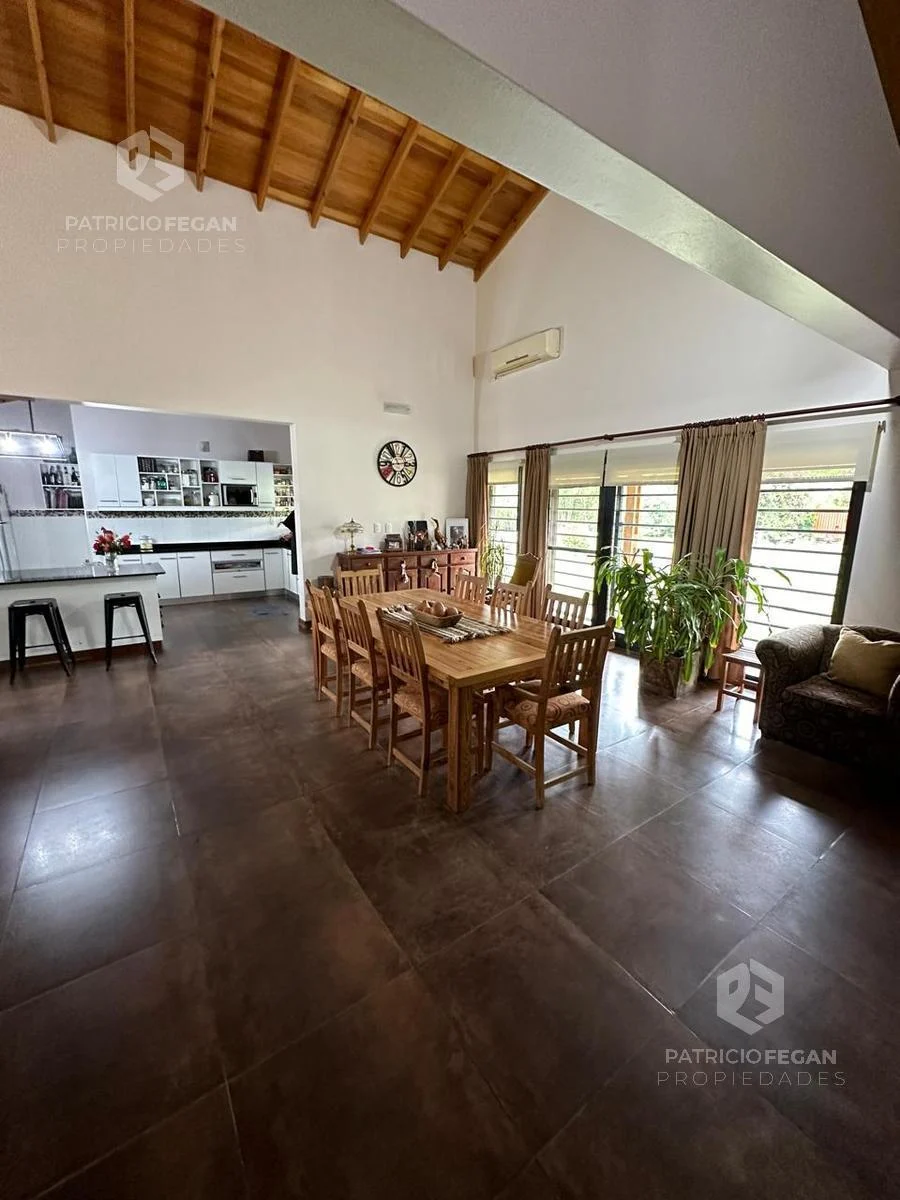 Importante casa en venta con pileta sobre amplio lote