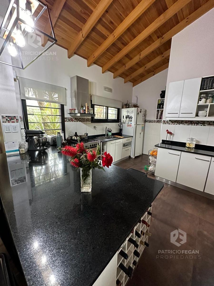 Foto de Importante casa en venta con pileta sobre amplio lote, imagen 3