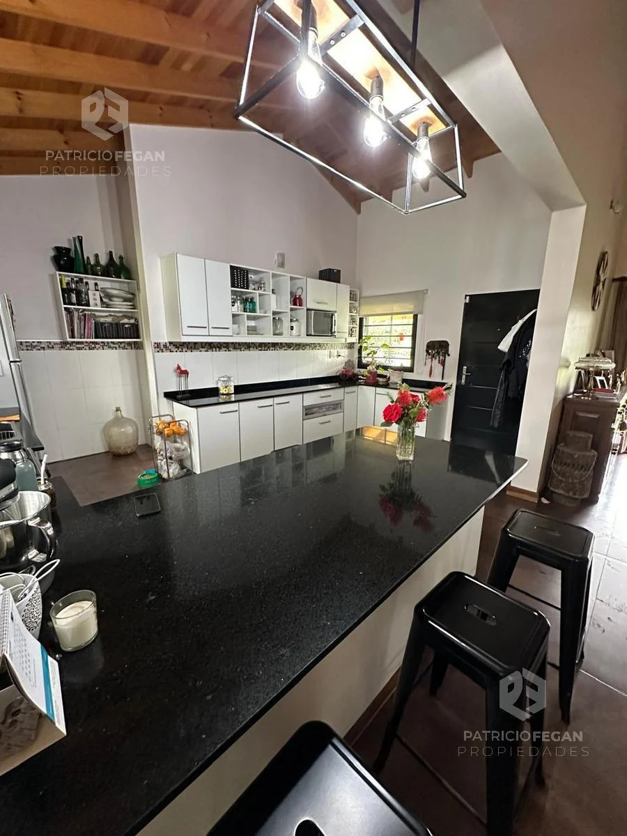 Foto de Importante casa en venta con pileta sobre amplio lote, imagen 2